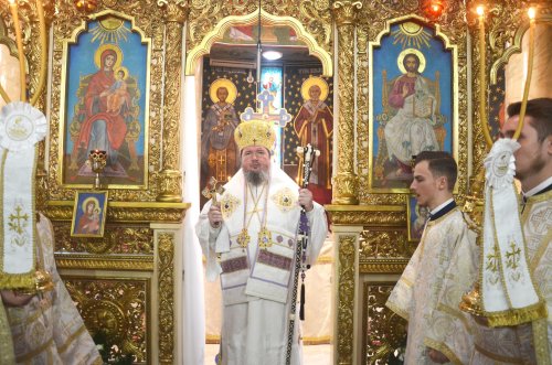 Slujiri arhierești în ziua de prăznuire a Sfintei Cuvioase Parascheva Poza 8404