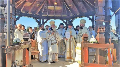 Slujiri arhierești în ziua de prăznuire a Sfintei Cuvioase Parascheva Poza 8410