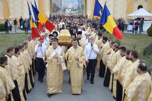 Mii de credincioşi s-au rugat Sfântului Cuvios Grigorie Decapolitul, la Alba Iulia Poza 7806