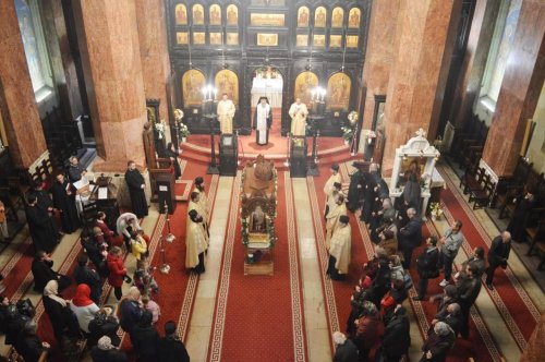 Mii de credincioşi s-au rugat Sfântului Cuvios Grigorie Decapolitul, la Alba Iulia Poza 7809