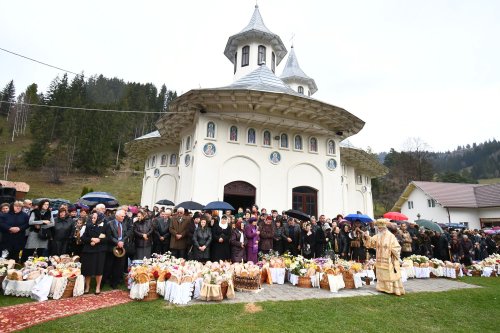 Rugăciuni la mormintele înaintaşilor din Fundu Moldovei Poza 7403