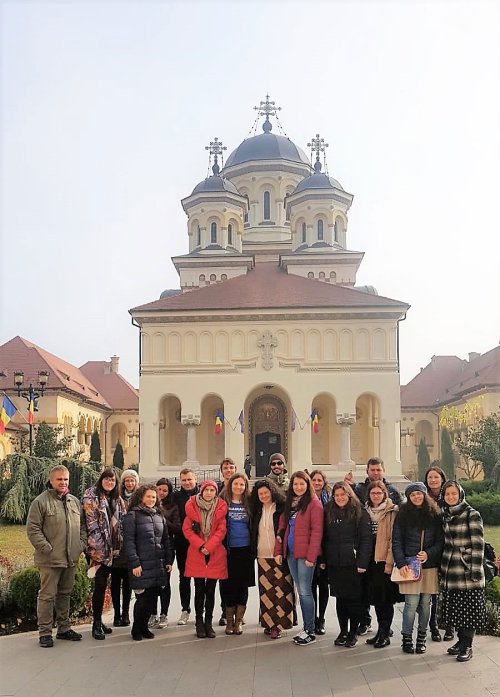 Tineri clujeni, pelerini la mănăstiri din Alba, Hunedoara, Gorj și Mehedinți Poza 5797