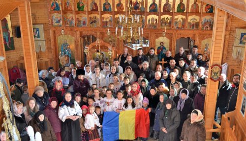 La Sfânta Liturghie, alături de copiii din Şendreni Poza 4791