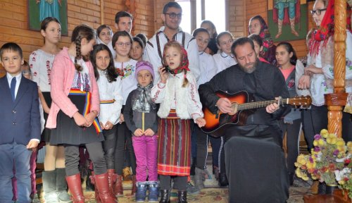 La Sfânta Liturghie, alături de copiii din Şendreni Poza 4792