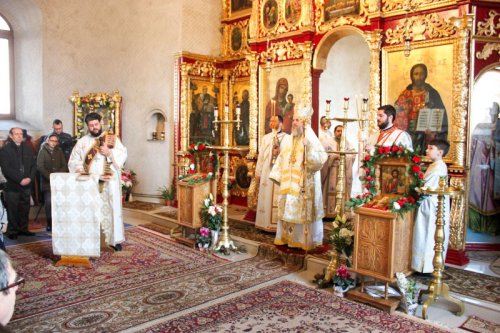 Zi de hram în biserici închinate Sfântului Haralambie Poza 915