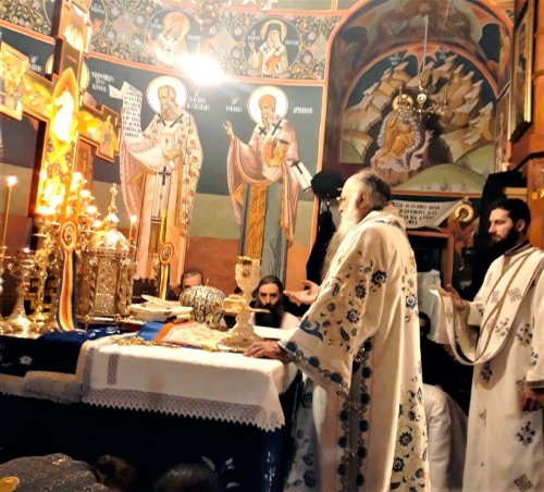 Rugăciune la Icoana Maicii Domnului „Portărița”, la Mănăstirea „Sfântul Antim” din Râmnic Poza 800