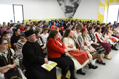 Părintele Mitropolit Andrei în mijlocul elevilor liceului clujean „Mihai Eminescu” Poza 115513
