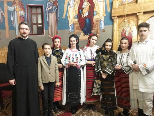 Program artistic susținut de copii și tineri la Biserica „Sfânta Treime”, Bistrița Poza 114633