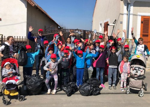 Copiii de la Așezământul social „Sfântul Mucenic Ciprian” din Ocna Mureș, în campanie de ecologizare Poza 113486