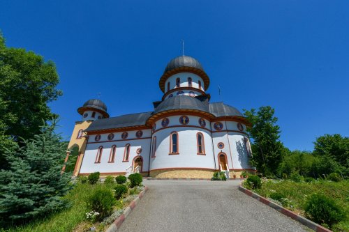 Darurile Maicii Domnului la obştea Mănăstirii Blănoiu Poza 121872