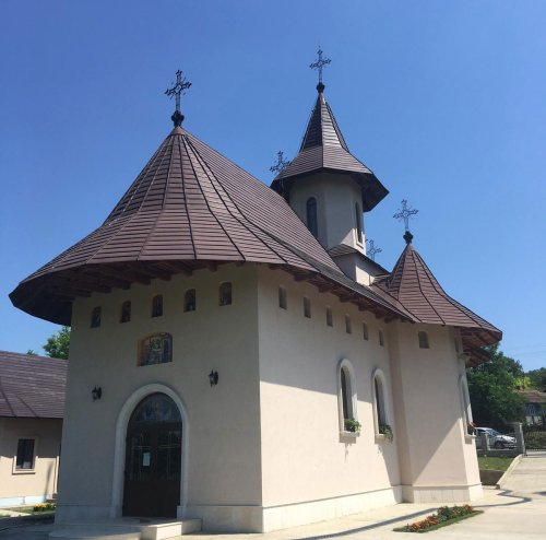 O nouă biserică va fi sfințită sâmbătă la Broșteni, comuna Vlădeni - Iași Poza 177765