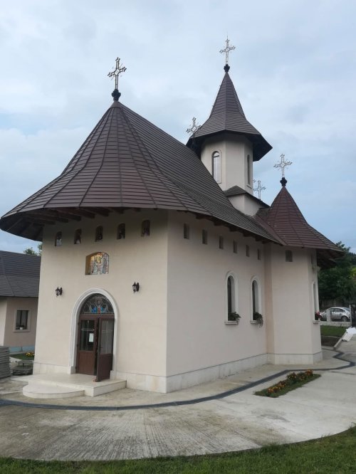 O nouă biserică va fi sfințită sâmbătă la Broșteni, comuna Vlădeni - Iași Poza 177766