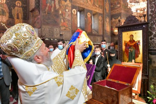 Osemintele Episcopului Nifon Niculescu au fost așezate în cripta ctitoriei sale