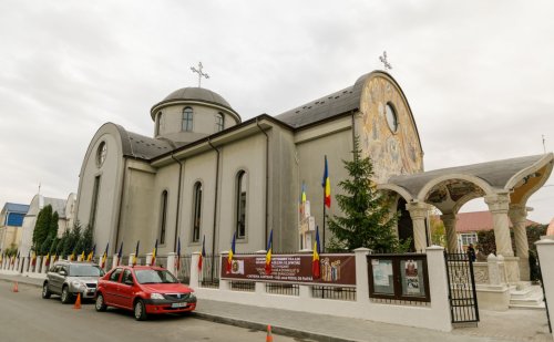 Una dintre cele mai frumoase biserici nou construite în Iași, sfințită de trei ierarhi Poza 187480