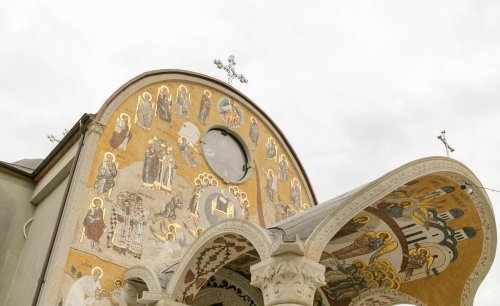 Una dintre cele mai frumoase biserici nou construite în Iași, sfințită de trei ierarhi Poza 187481