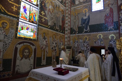 Una dintre cele mai frumoase biserici nou construite în Iași, sfințită de trei ierarhi Poza 187598