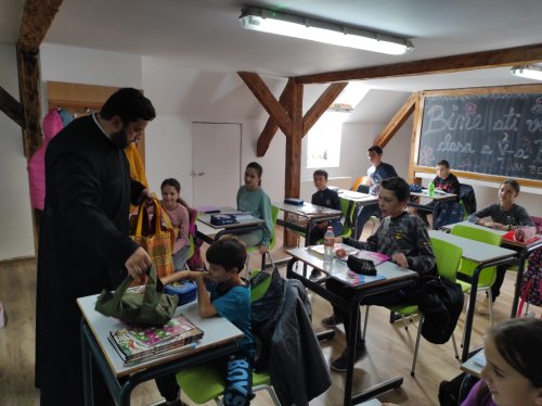 Peste 500 de elevi din Arhiepiscopia Sibiului au primit rechizite