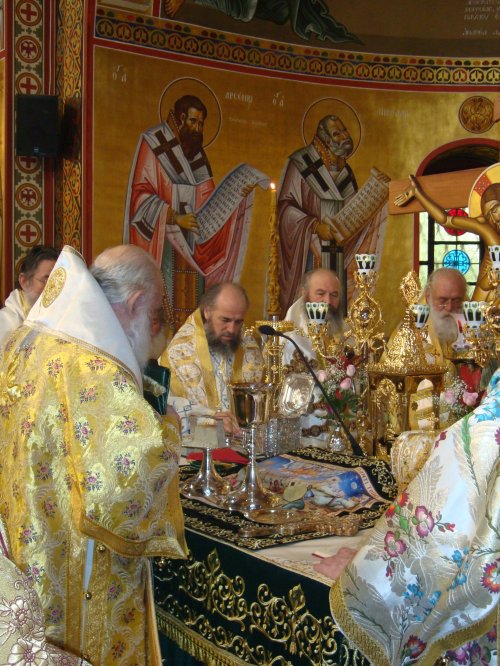Moaştele Sfântului Grigorie Palama şi icoana familiei sale la Bucureşti Poza 230797