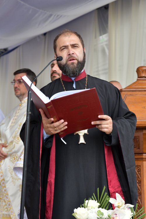 Biserica „Maica Precista” din Ploiești a fost resfințită Poza 255931
