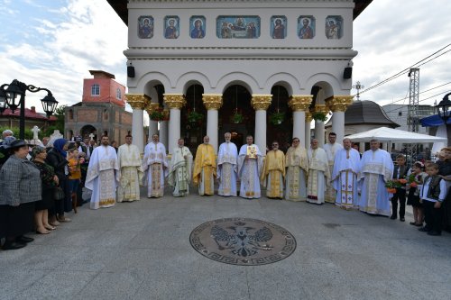 Biserica „Maica Precista” din Ploiești a fost resfințită Poza 255939