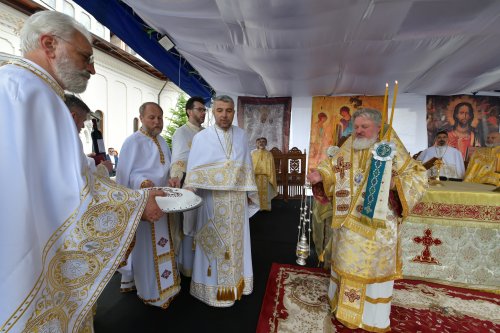 Biserica „Maica Precista” din Ploiești a fost resfințită Poza 255953