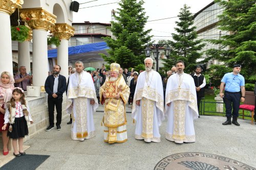 Biserica „Maica Precista” din Ploiești a fost resfințită Poza 255956