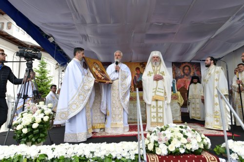 Biserica „Maica Precista” din Ploiești a fost resfințită Poza 255962