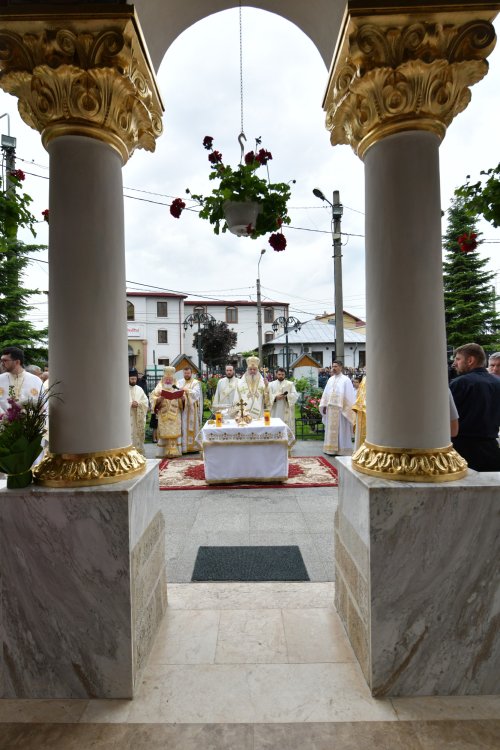 Biserica „Maica Precista” din Ploiești a fost resfințită Poza 255966