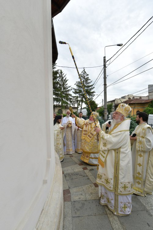 Biserica „Maica Precista” din Ploiești a fost resfințită Poza 255969