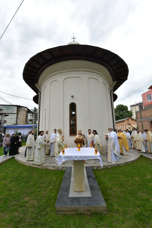 Biserica „Maica Precista” din Ploiești a fost resfințită Poza 255971
