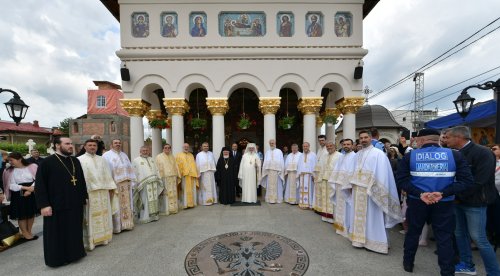 Biserica „Maica Precista” din Ploiești a fost resfințită Poza 256152
