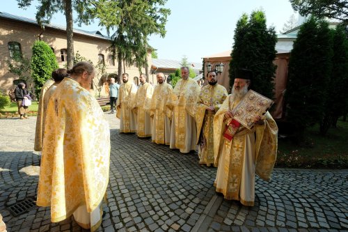 Fidelitate față de sfinți și fast liturgic la hramul Mănăstirii Plumbuita Poza 259769