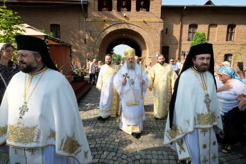 Fidelitate față de sfinți și fast liturgic la hramul Mănăstirii Plumbuita Poza 259771