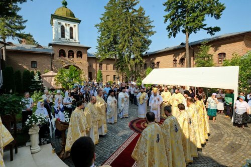 Fidelitate față de sfinți și fast liturgic la hramul Mănăstirii Plumbuita Poza 259772