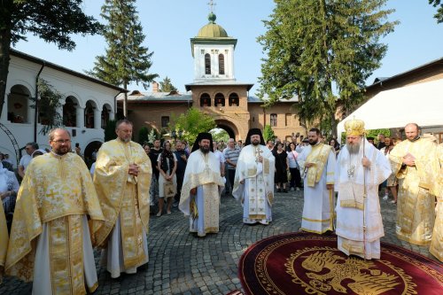 Fidelitate față de sfinți și fast liturgic la hramul Mănăstirii Plumbuita Poza 259774
