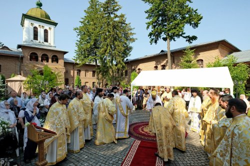 Fidelitate față de sfinți și fast liturgic la hramul Mănăstirii Plumbuita Poza 259783