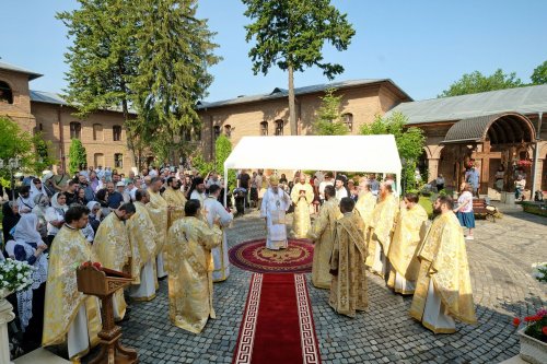 Fidelitate față de sfinți și fast liturgic la hramul Mănăstirii Plumbuita Poza 259787