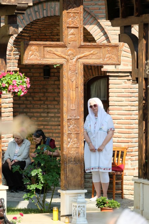 Fidelitate față de sfinți și fast liturgic la hramul Mănăstirii Plumbuita Poza 259790