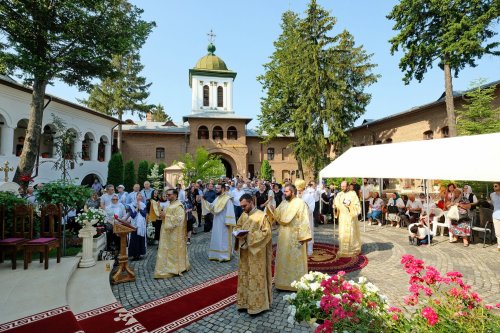 Fidelitate față de sfinți și fast liturgic la hramul Mănăstirii Plumbuita Poza 259794