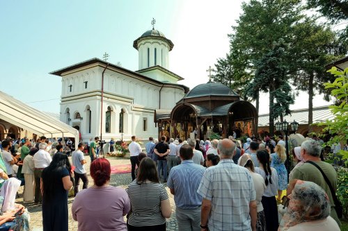 Fidelitate față de sfinți și fast liturgic la hramul Mănăstirii Plumbuita Poza 259802