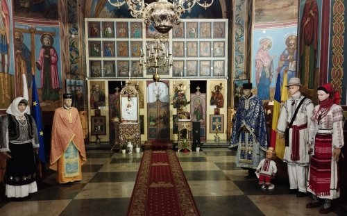 Expoziție cu ii și costume populare la o parohie din Bărăgan  Poza 260099