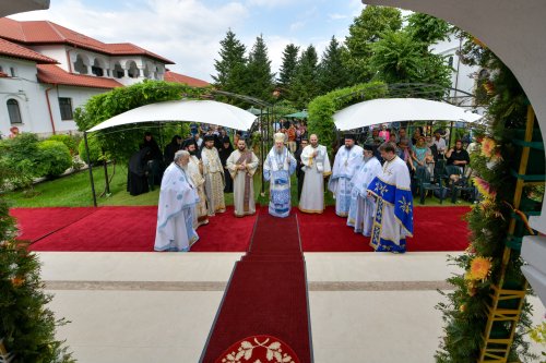 Mănăstirea prahoveană Ghighiu în veșmânt de sărbătoare