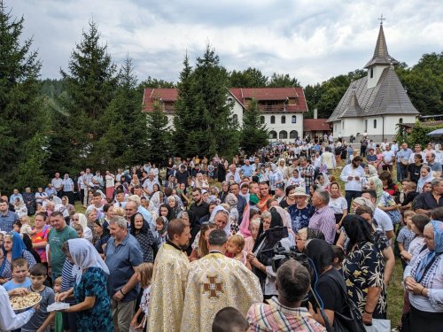 Peste 1.000 de pelerini la hramul Mănăstirii Fârdea din Timiș  Poza 265031