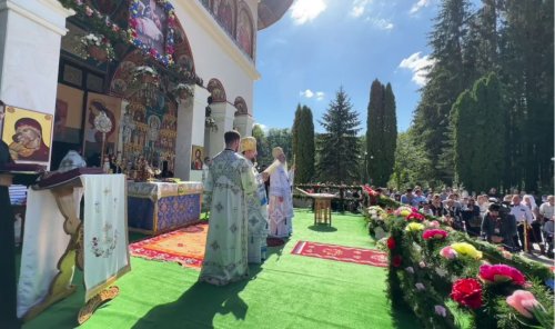 Resfințirea paraclisului Mănăstirii Sihăstria, pictat de un isihast ucrainean Poza 267401