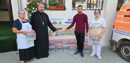 Trei tone de apă oferită de Patriarhul României pentru „Masa Bucuriei” Poza 268403