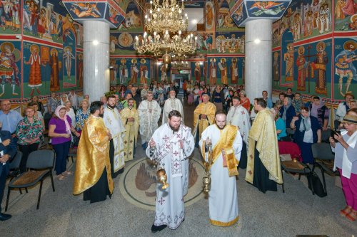 Fidelitate față de o familie de sfinți martiri în Capitală  Poza 268923