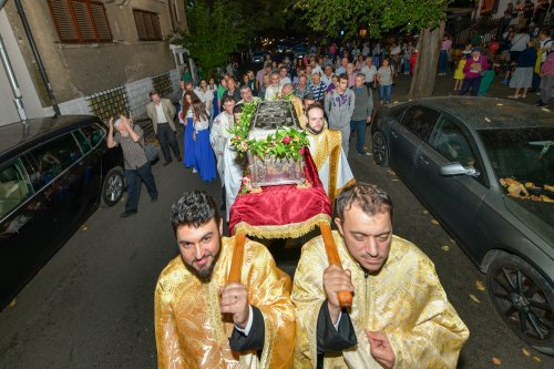 Fidelitate față de o familie de sfinți martiri în Capitală  Poza 268941