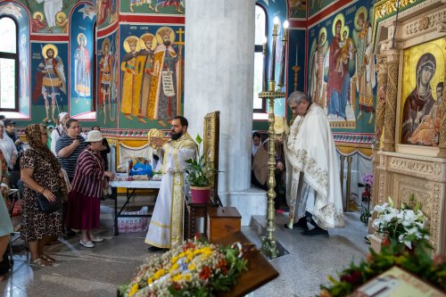 Fidelitate față de o familie de sfinți martiri în Capitală  Poza 268984