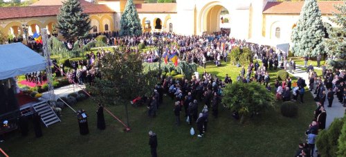 Slujire arhierească la Catedrala din Alba Iulia Poza 273333