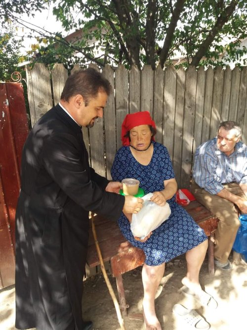Preotul care Îl dăruiește zilnic pe Hristos bătrânilor satului Poza 275118